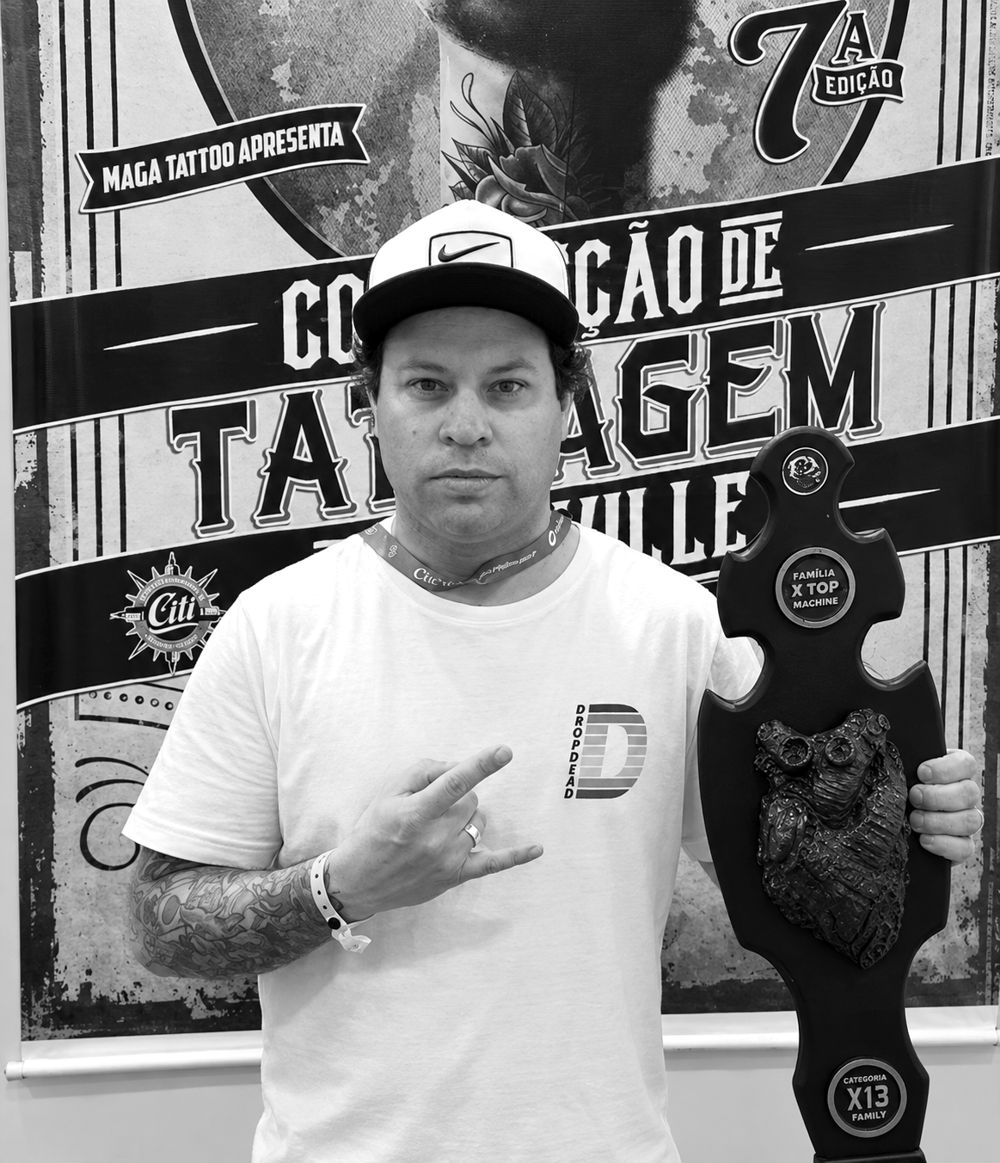 Adriano com o troféu na 7ª Convenção de Tatuagem de Joinville